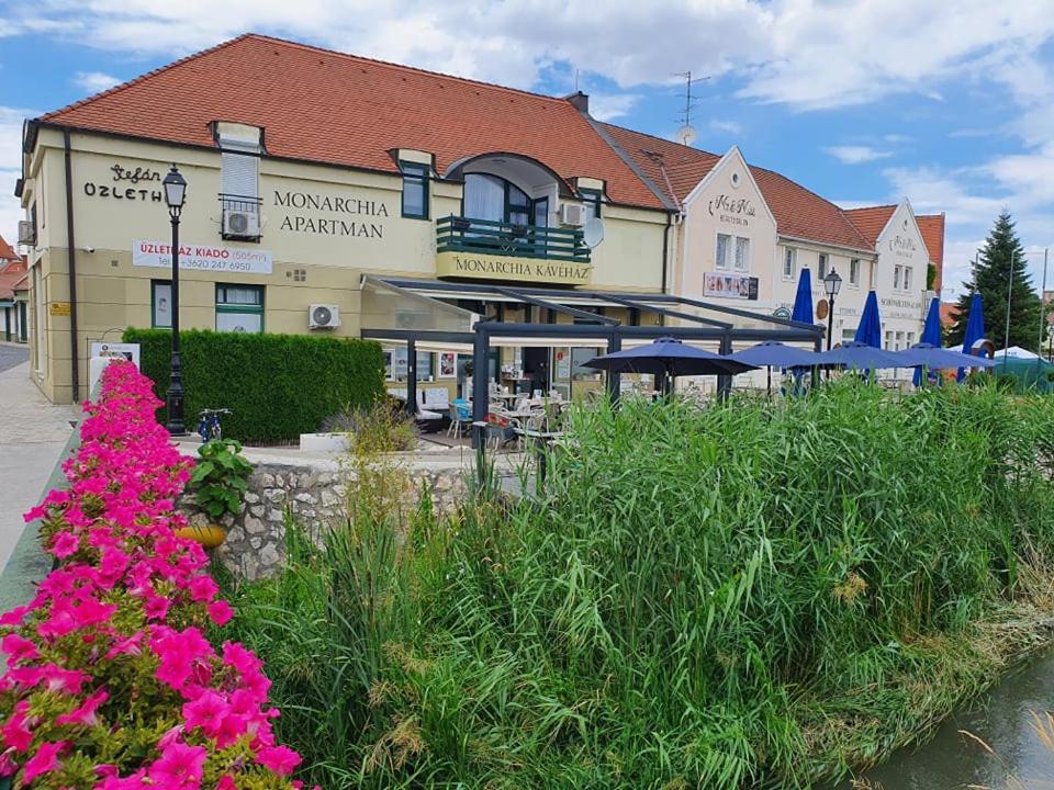 Monarchia Cottage Apartman Mosonmagyaróvár Exteriör bild